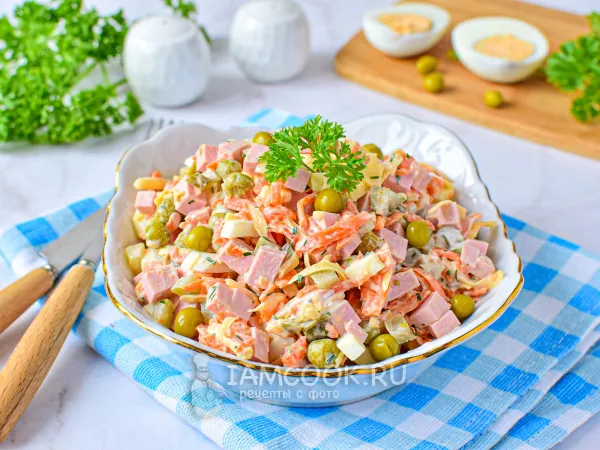 Фото блюда: Салат «Прага» с колбасой, сыром и огурцом