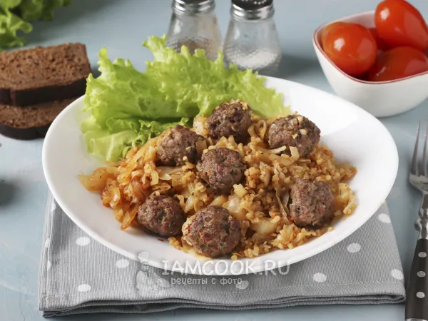 Фото готового блюда: Тушёная капуста с булгуром и фрикадельками