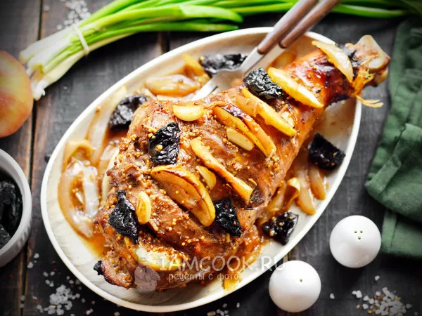 Фото готового блюда: Индейка с яблоками и черносливом