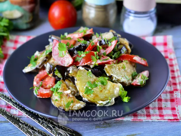 Фото готового блюда: Салат из помидоров и баклажанов с майонезом