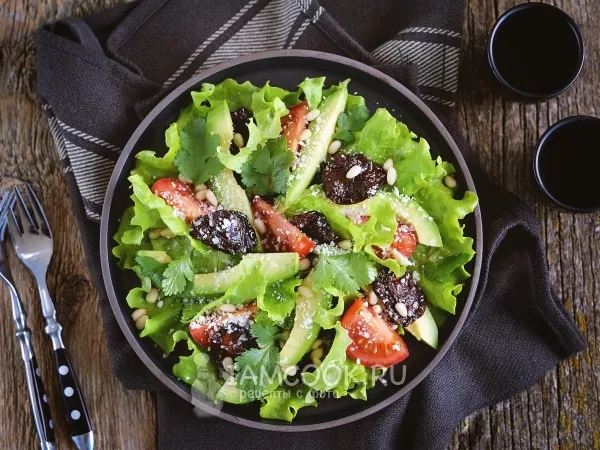 Фото блюда: Салат с вялеными помидорами и кедровыми орешками