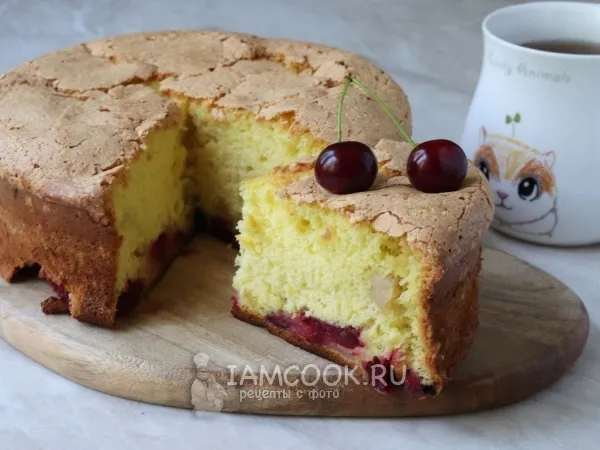 Фото готового блюда: Шарлотка с яблоками и вишней