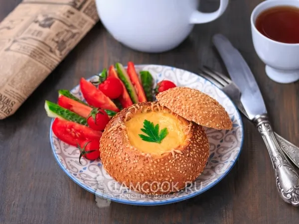 Фото блюда: Омлет с колбасой в булочке