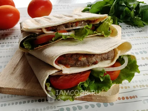 Фото блюда: Бургер из тортильи с фаршем на сковороде