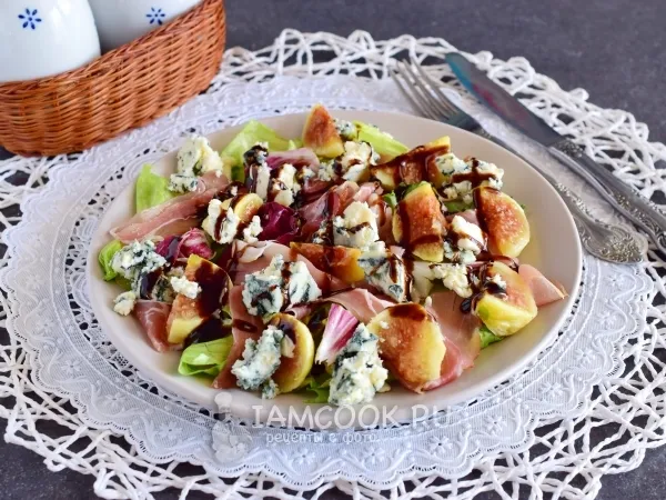Фото готового блюда: Салат с инжиром, голубым сыром и прошутто