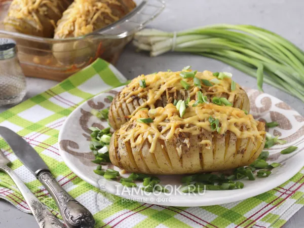 Фото готового блюда: Картошка-гармошка с курицей в духовке