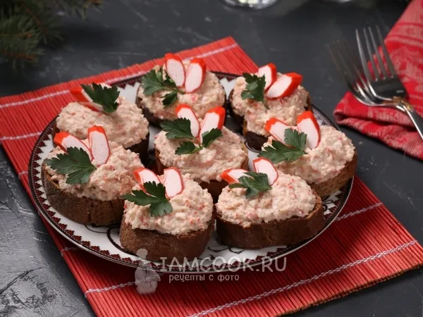 Фото готового блюда: Бутерброды с крабовыми палочками и фасолью