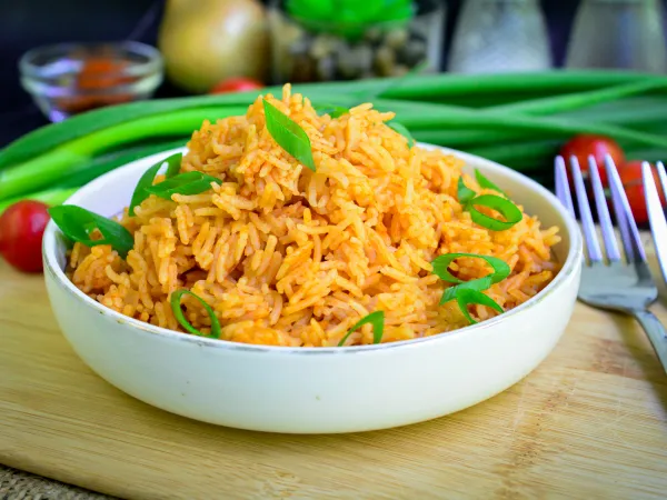 Фото готового блюда: Рис с томатной пастой на сковороде