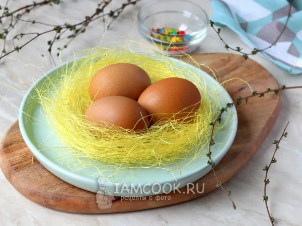 Фото готового блюда: Как покрасить яйца паприкой на Пасху?