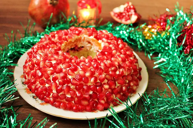 Фото блюда: Салат «Гранатовый браслет» с черносливом и орехами