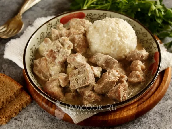 Фото готового блюда: Тушеная свинина со сметаной