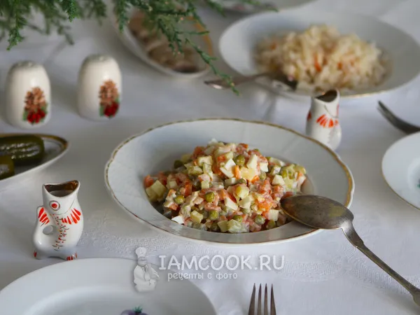 Фото готового блюда: Царский салат Оливье с семгой и креветками