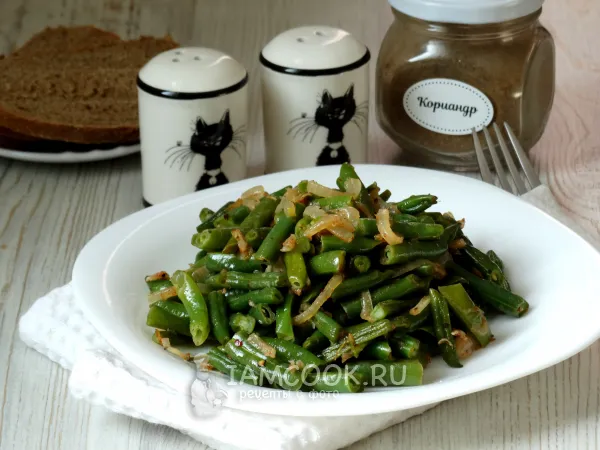 Фото блюда: Стручковая фасоль с луком на сковороде