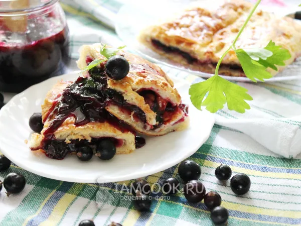 Фото блюда: Пирог из слоеного теста со смородиной