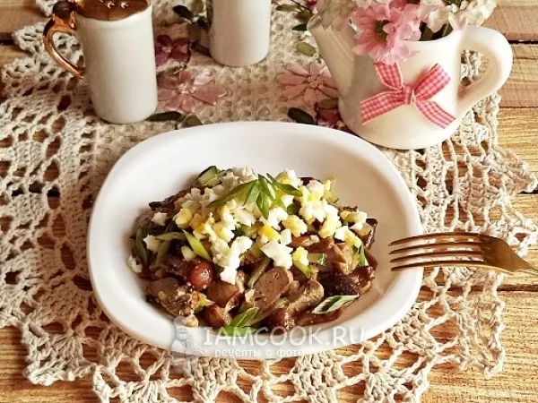 Фото готового блюда: Салат с куриной печенью и грибами