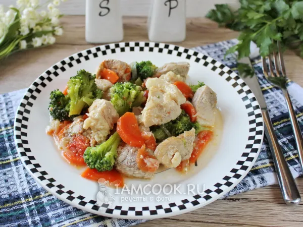 Фото готового блюда: Тушеная свинина с брокколи