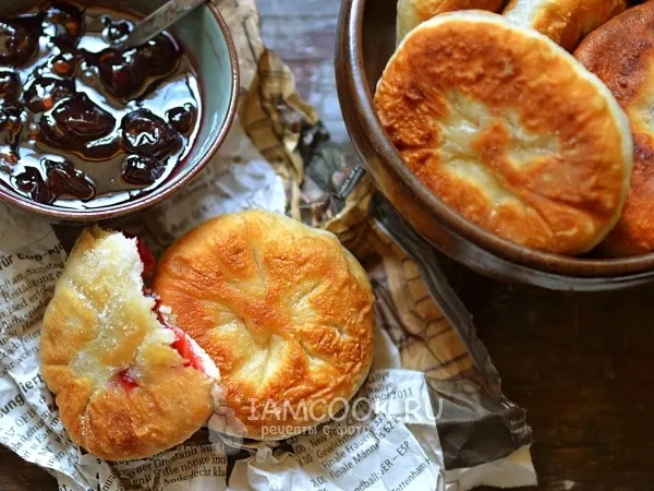 Фото готового блюда: Пышки с вишнёвой начинкой