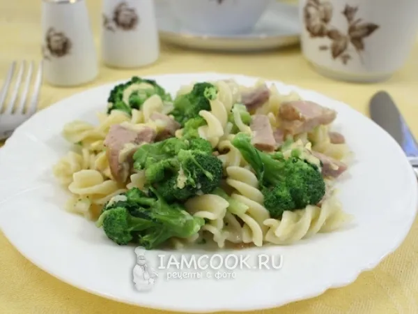 Фото блюда: Фузилли в соусе с бужениной и брокколи