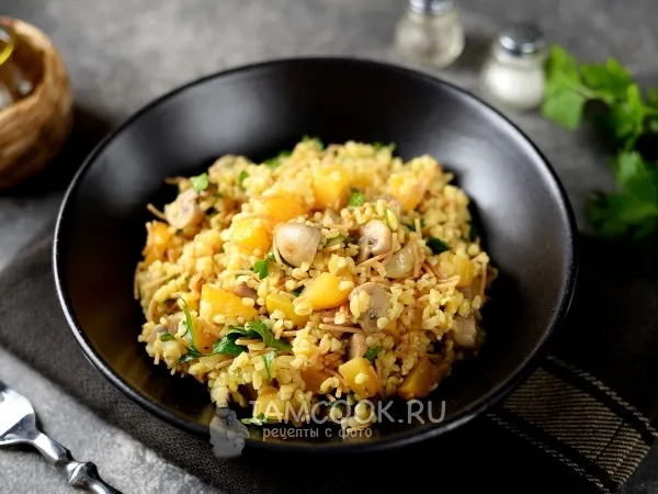 Фото готового блюда: Булгур с репой и грибами на сковороде