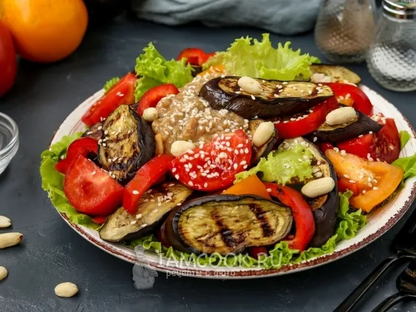 Фото блюда: Салат с баклажанами, помидорами и перцем с ореховой заправкой