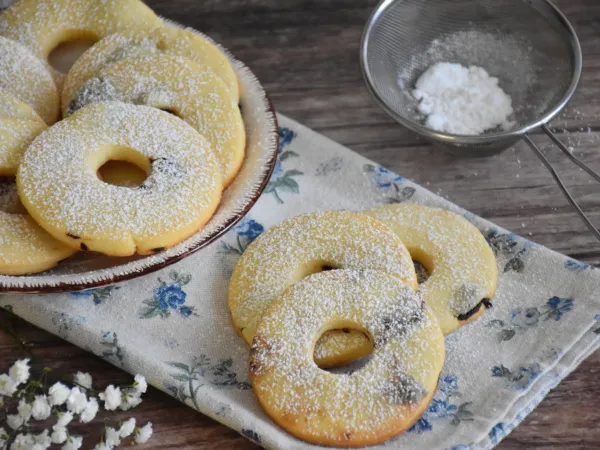 Фото готового блюда: Песочные кольца с вяленой вишней