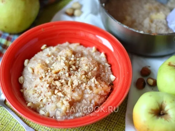 Фото готового блюда: Ячневая каша с яблоком