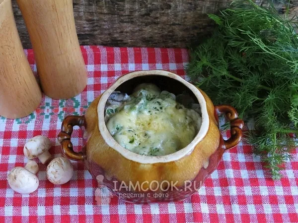 Фото готового блюда: Пельмени с грибами в горшочках в духовке