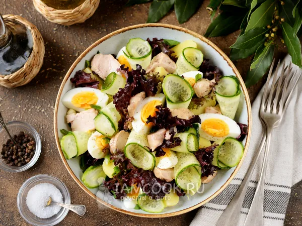 Фото готового блюда: Салат из печени трески со свежим огурцом