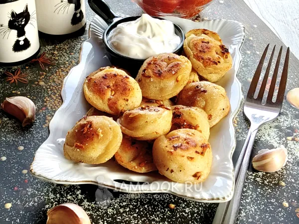 Фото готового блюда: Жареные пельмени с чесноком на сковороде