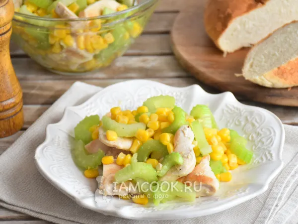Фото готового блюда: Салат с курицей, сельдереем и кукурузой