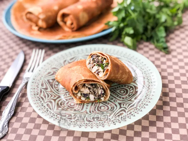 Фото готового блюда: Цельнозерновые блины с индейкой и грибами (на молоке)