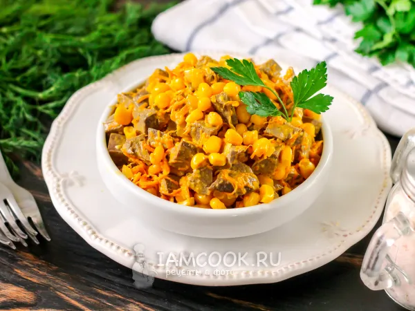 Фото готового блюда: Салат из свиной печени с кукурузой, морковью и луком