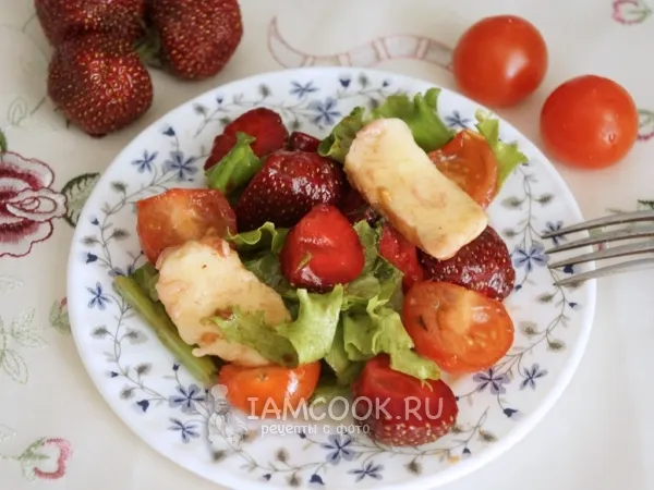 Фото готового блюда: Салат с клубникой и сыром халуми