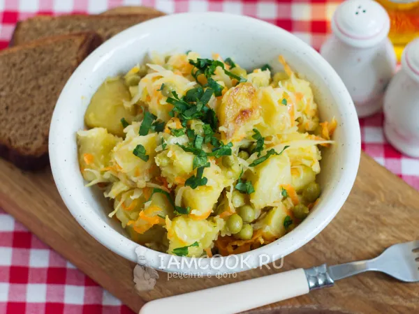 Фото готового блюда: Тушеная картошка с капустой и зеленым горошком