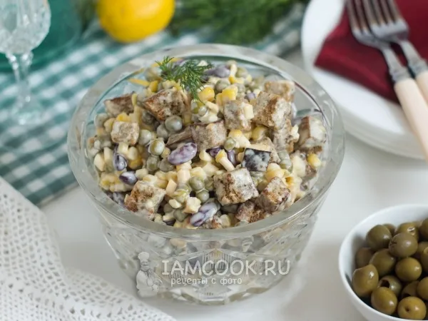 Фото готового блюда: Салат копченый, праздничный, с сухариками и сыром