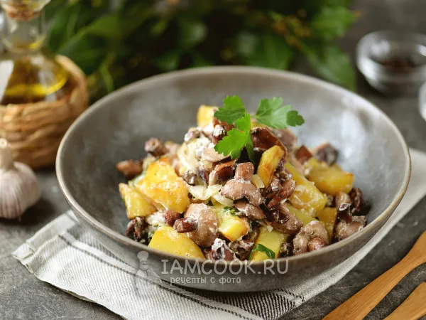 Фото готового блюда: Жареные маслята с картошкой и сметаной