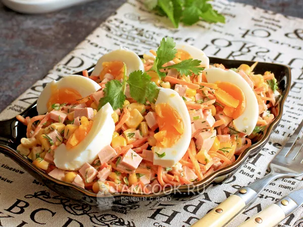 Фото блюда: Салат с колбасой, кукурузой и морковью по-корейски