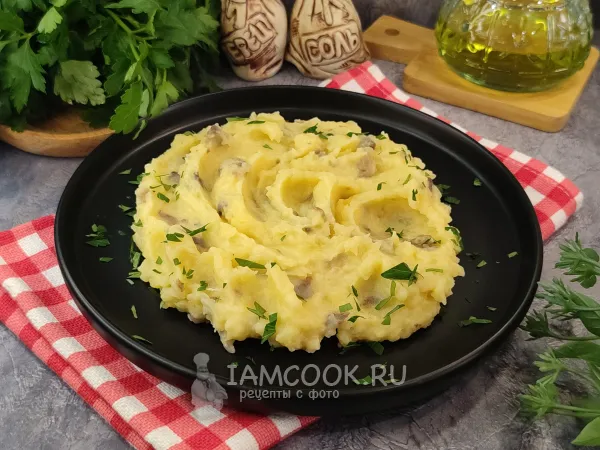 Фото готового блюда: Картофельное пюре с грибами и сыром