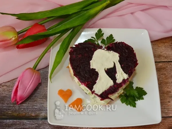 Фото готового блюда: Салат «Любовница» с изюмом и грецкими орехами