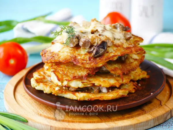 Фото готового блюда: Картофельные драники с грибами в духовке