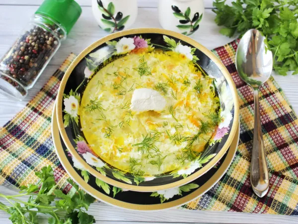 Фото готового блюда: Кудрявый суп с яйцом и курицей