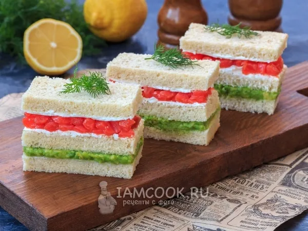 Фото блюда: Сэндвичи с авокадо и слабосолёной красной рыбой