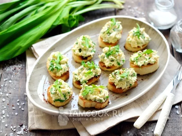 Фото готового блюда: Гренки с черемшой, плавленым сыром и яйцом