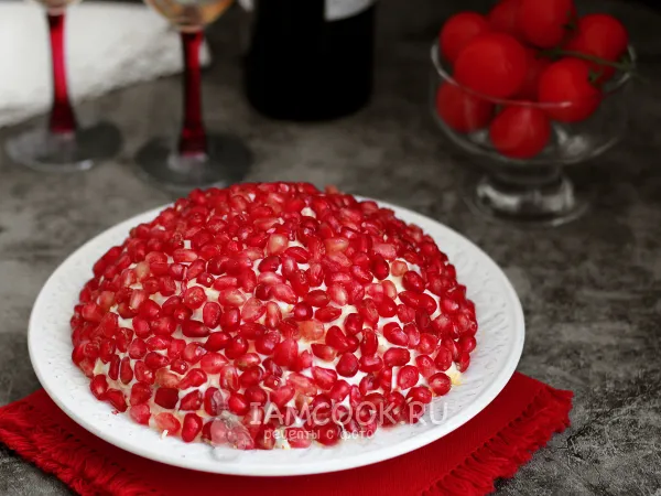 Фото блюда: Салат «Красная шапочка» с гранатом и говядиной