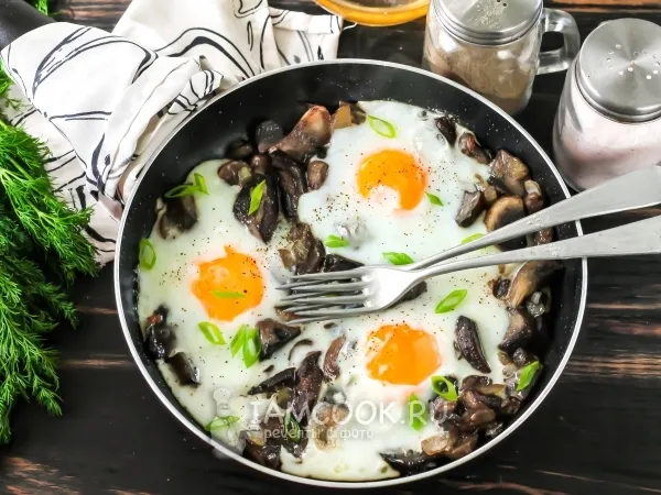Фото блюда: Яичница с белыми грибами