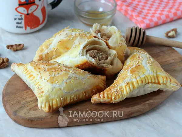 Фото готового блюда: Слойки с орехами и медом