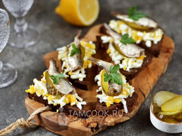 Фото блюда: Бутерброды со шпротами, яйцом и соленым огурцом