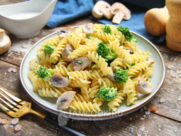 Фото блюда: Паста с грибами и брокколи