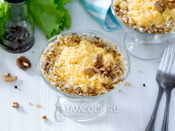 Фото готового блюда: Салат с черносливом, курицей и грибами