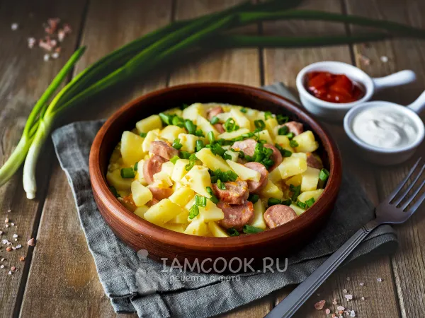 Фото готового блюда: Картошка с сосисками в горшочках